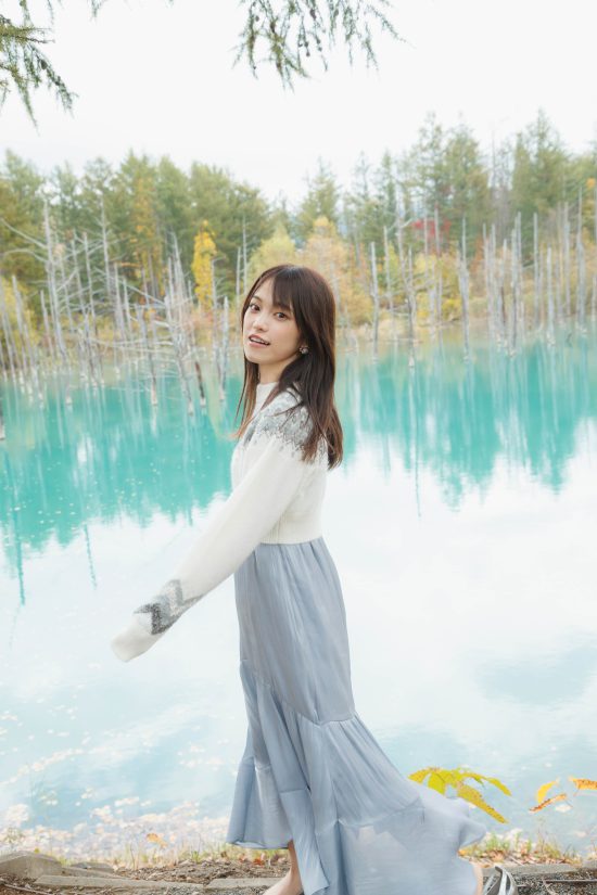 北海道・美瑛町「白金青い池」にて撮影を敢行した。26時のマスカレイド・森みはる
